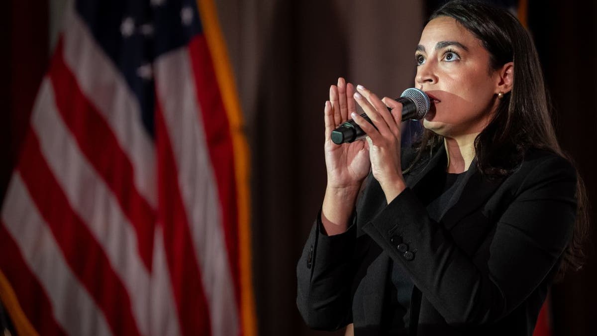 Veleposlanik Alexandria Ocasio-Cortez (D-NY) govori na okupljanju gradske vijećnice 2. svibnja 2025. u New Yorku. NAS