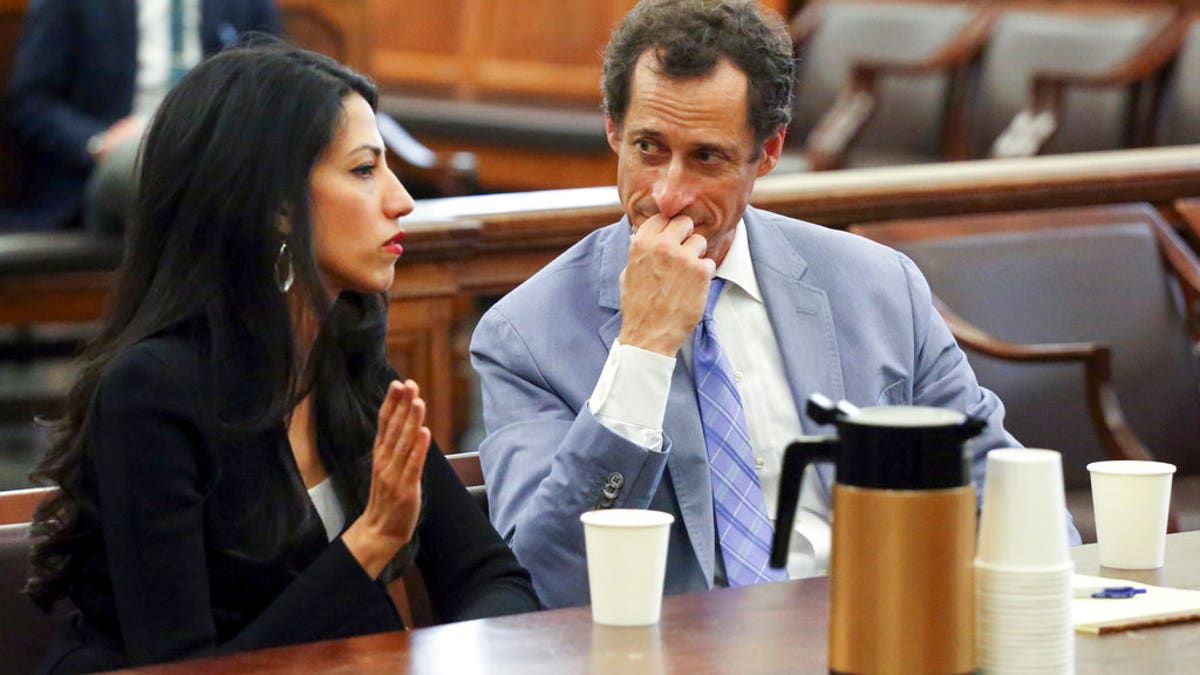 Anthony Weiner, Right, i Huma Abedin pojavljuju se na sudu u New Yorku u srijedu, 13. rujna 2017., par je zatražio od suca u New Yorku za privatnost u njihovom slučaju razvoda. (Jefferson Siegel/The Daily News putem AP, Pool)