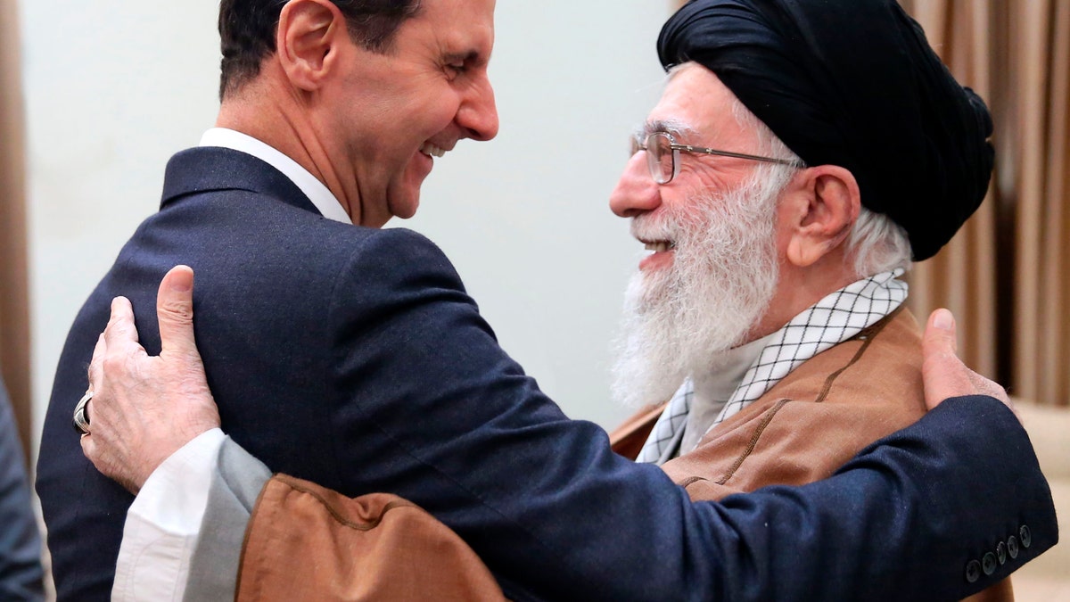 Vrhovni vođa Ayatollah Ali Khamenei, desno, pozdravlja tadašnjeg sirijskog predsjednika Bashara Assada u Teheranu u Iranu, 25. veljače 2019.