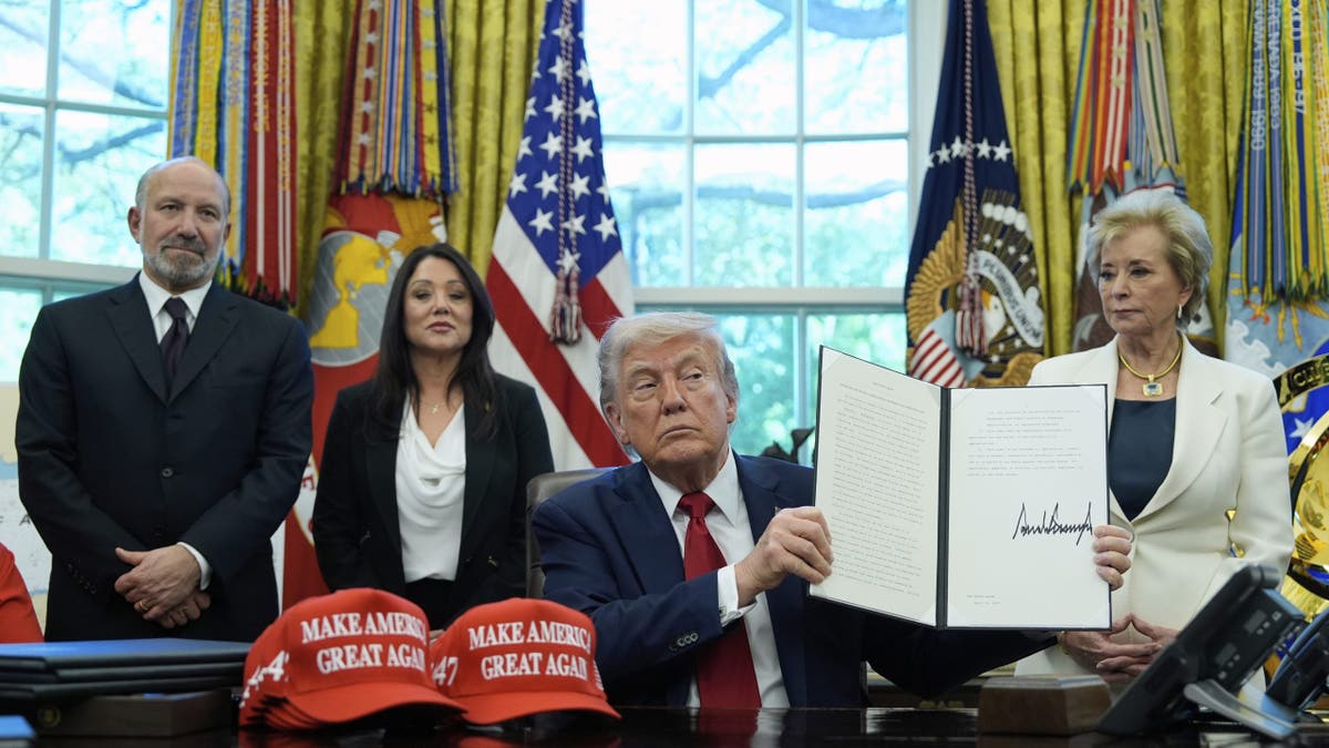 Predsjednik Donald Trump s Lindom McMahon u Ovalnom uredu