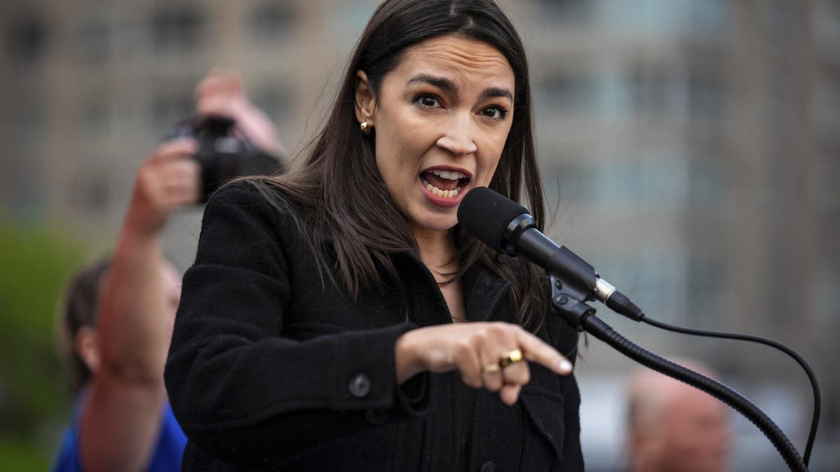 Rep. Alexandria Ocasio-Cortez, Dn.Y., Closeup pucanj u Lectern
