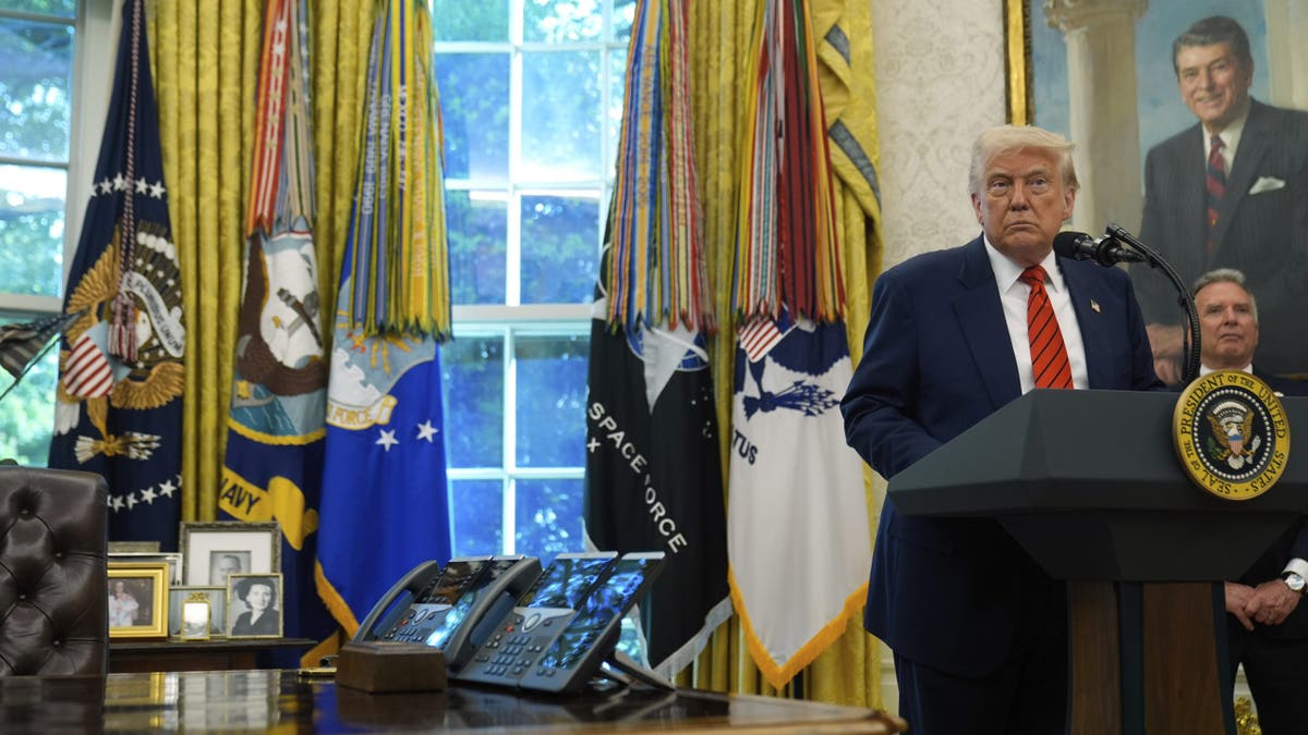 Trump na Lectern u Ovalnom uredu
