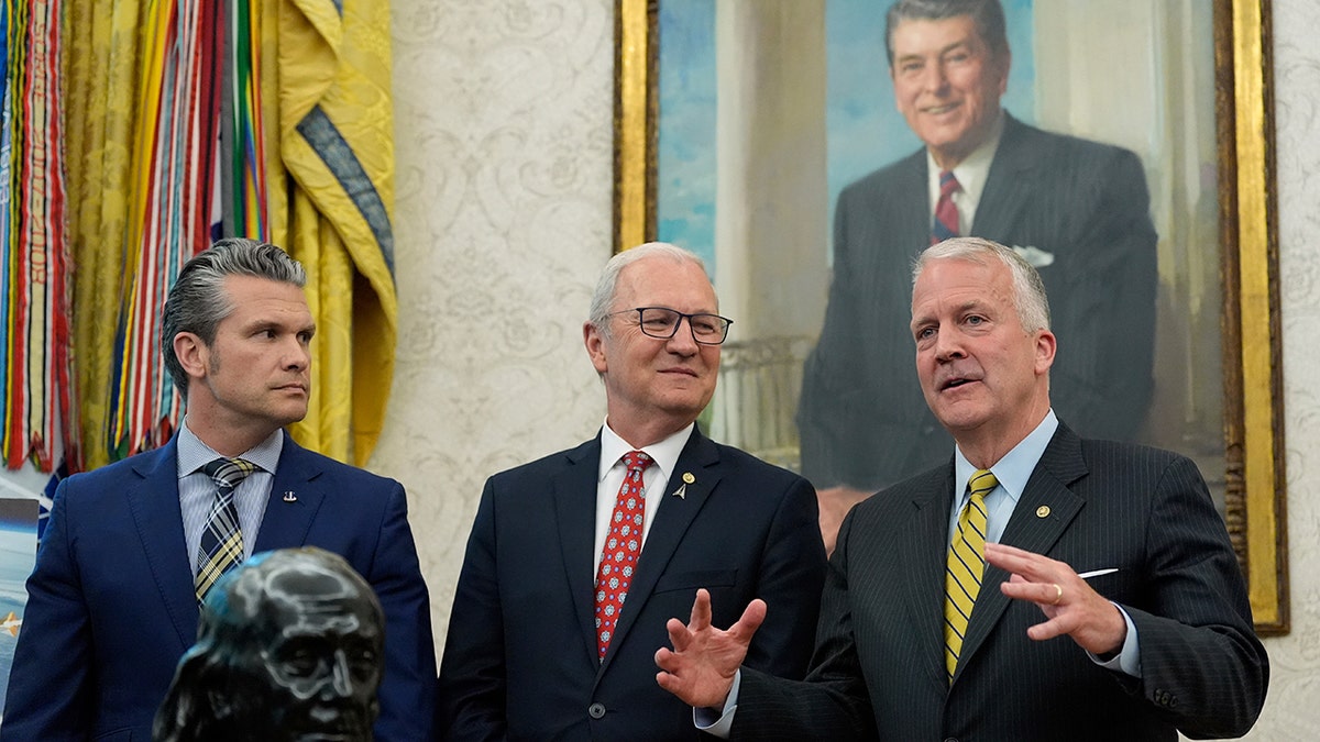 Senator Dan Sullivan, senator Kevin Cramer i ministar obrane Pete Hegseth u Ovalnom uredu