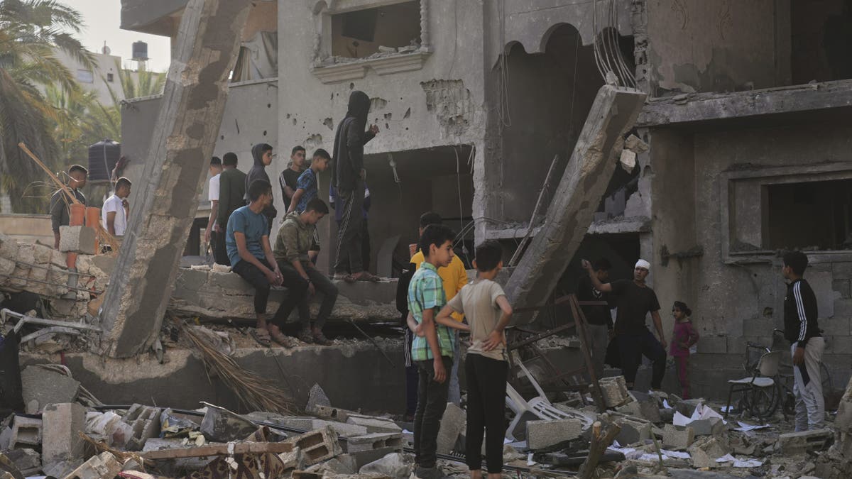 Djeca gledaju uništenu zgradu