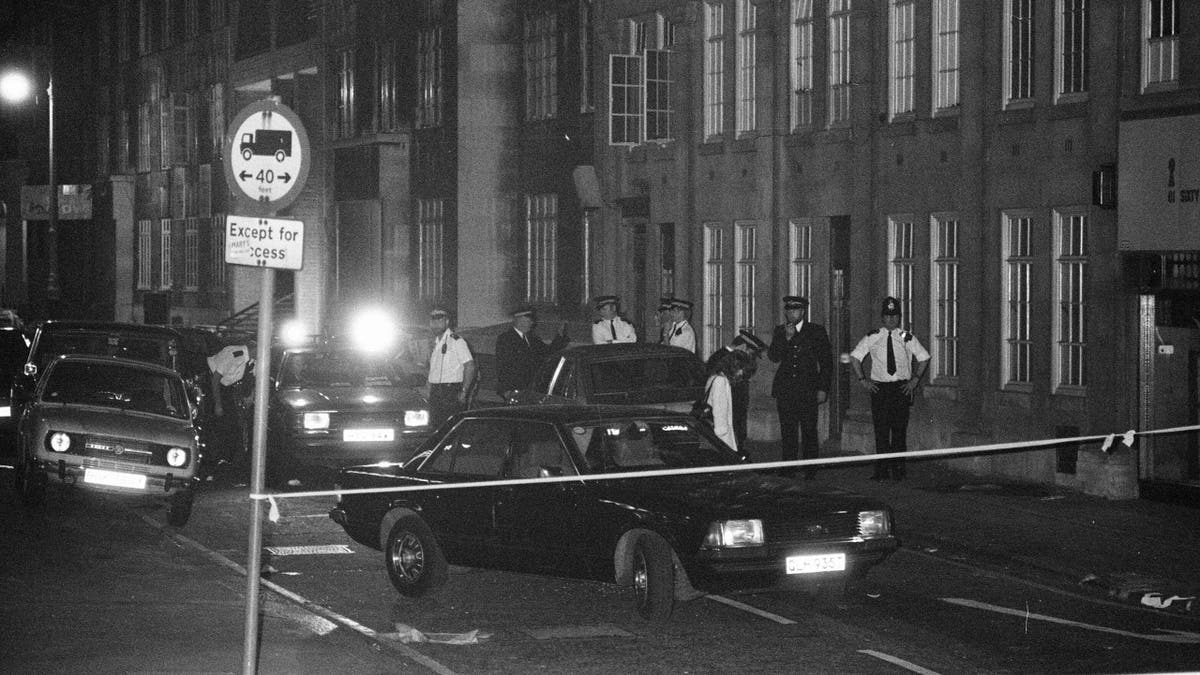 Scena zločina pokušala je atentat na Shlomo Argov, izraelskog veleposlanika u Velikoj Britaniji, u četvrtak, 3. lipnja 1982.; Mjesto zločina gdje je Shlomo Argov upucan u glavu dok je ušao u svoj automobil nakon banketa u hotelu Dorchester, u Park Laneu u Londonu. Argov nije ubijen, ali kritički je ozlijeđen.