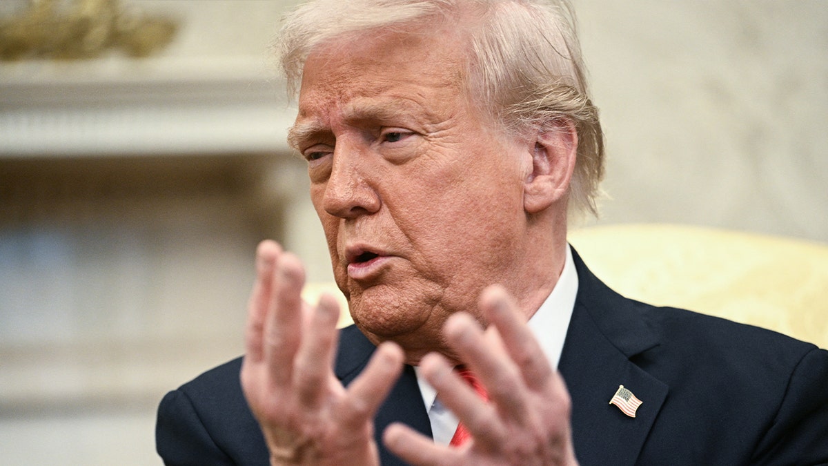 Predsjednik Donald Trump govori dok koristi geste ruku