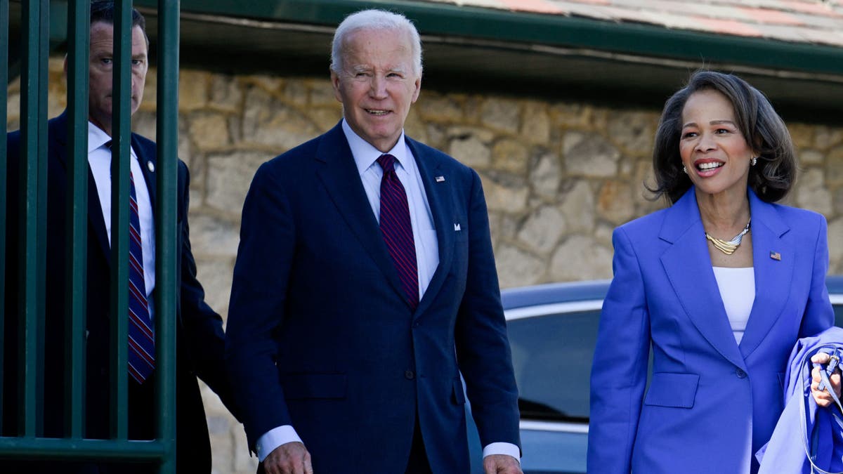 Bivši predsjednik Joe Biden, lijevo, senator Lisa Blunt Rochester, D-DE, desno