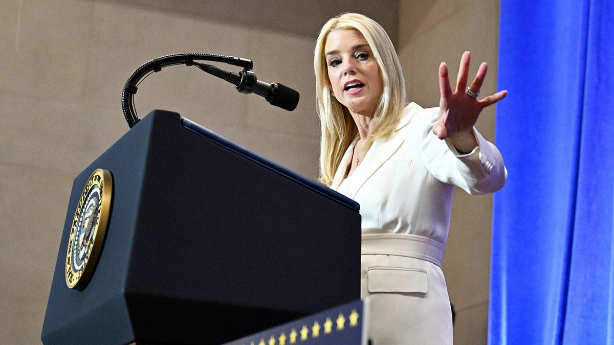 Glavni odvjetnik Pam Bondi govori pred službenicima Ministarstva pravosuđa
