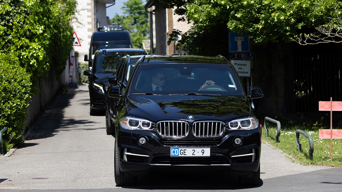 Automobil s američkom ministra riznice Bessent napušta prebivalište u kojem se u Ženevi održavaju trgovinski razgovori između kineskih i američkih delegacija