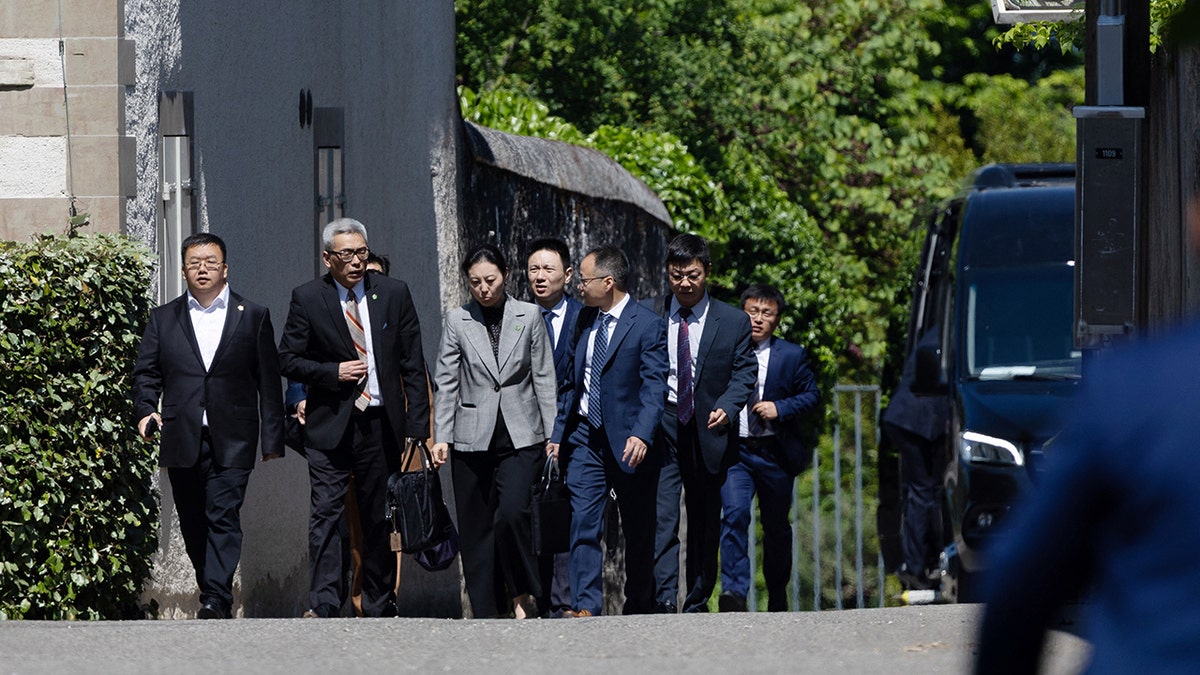 Članovi kineske delegacije napuštaju rezidenciju u kojoj se u Ženevi odvijaju trgovinski razgovori između kineskih i američkih delegacija