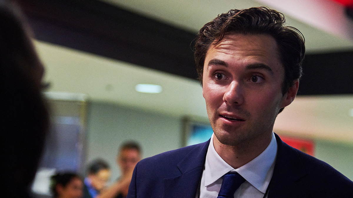 Potpredsjednik Demokratskog nacionalnog odbora David Hogg, viđen ovdje 22. kolovoza 2024. u Chicagu, obećava da će podržati primarne izazove protiv starijih demokrata kuća u plavim okruzima.