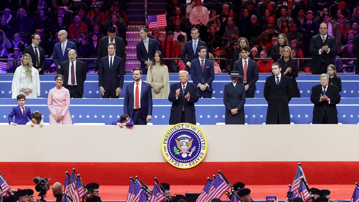 Američki predsjednik Donald Trump, prva dama Melania Trump. Američki potpredsjednik JD Vance, druga dama Usha Vance, njihova djeca Ewan, Vivek i Mirabel, Barron Trump i Viktor Knavs prisustvuju mitingu