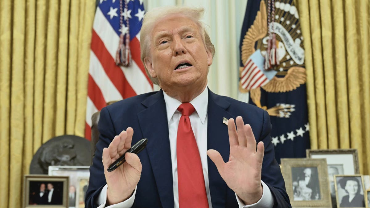 Predsjednik Donald Trump razgovara s novinarima prije nego što potpiše izvršnu naredbu u Ovalnom uredu Bijele kuće u Washingtonu, u ponedjeljak, 31. ožujka 2025. (Pool putem AP)
