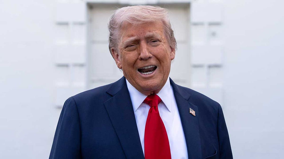 Trump Closeup pucao je razgovarajući s novinarima