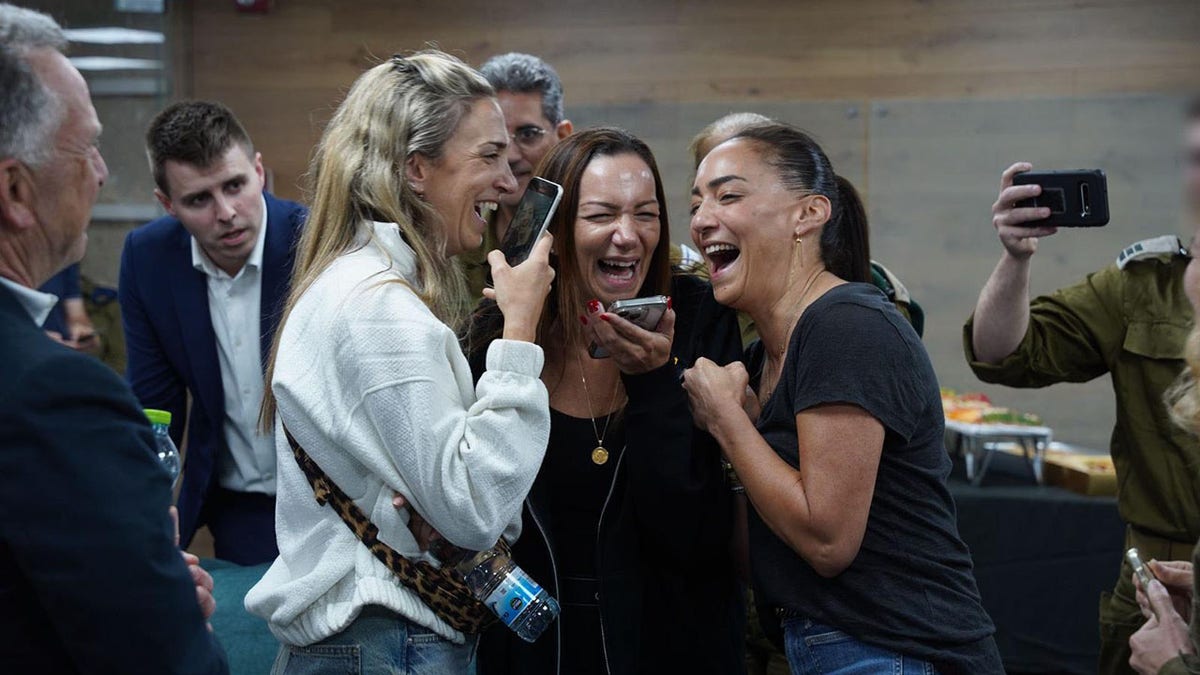 Yael Alexander razgovara sa svojim sinom putem telefona nakon njegovog puštanja.