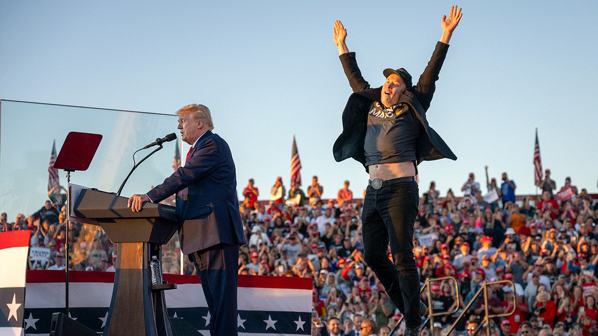 Elon Musk skače na državu dok se pridružio bivšem predsjedniku Donaldu Trumpu tijekom skupa kampanje u Pennsylvaniji.