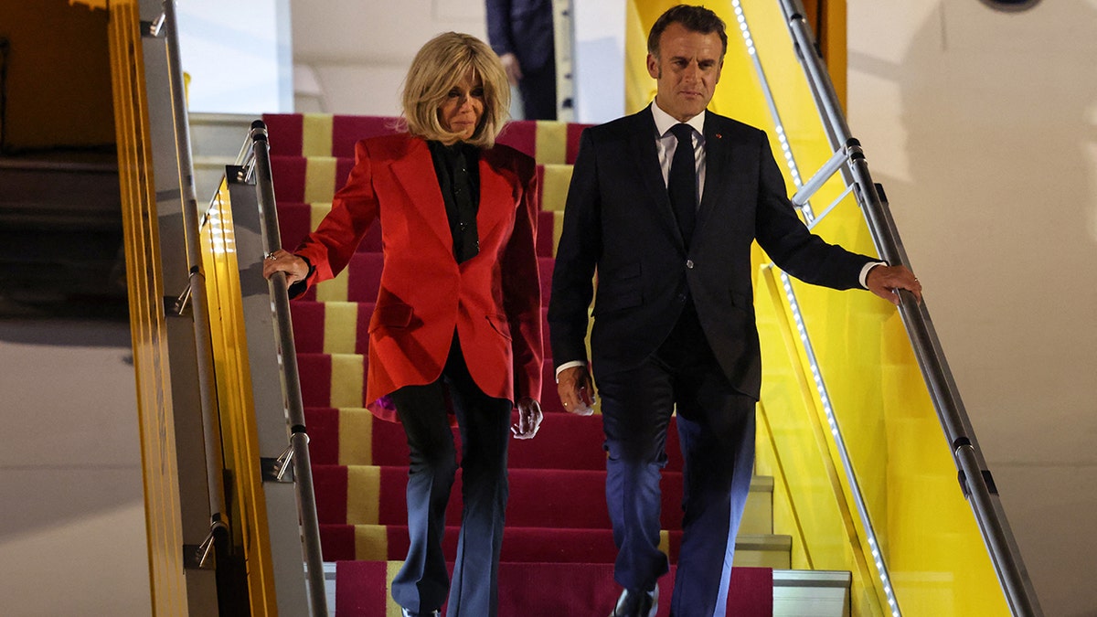 Emmanuel i Brigitte Macron propadaju avion nakon hvatanja lica