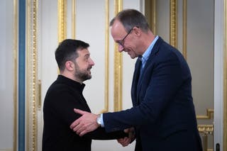 Ukrajinski predsjednik Volodymyr Zelensky i njemački kancelar Friedrich Merz rukuju se tijekom svog sastanka u Kijevu