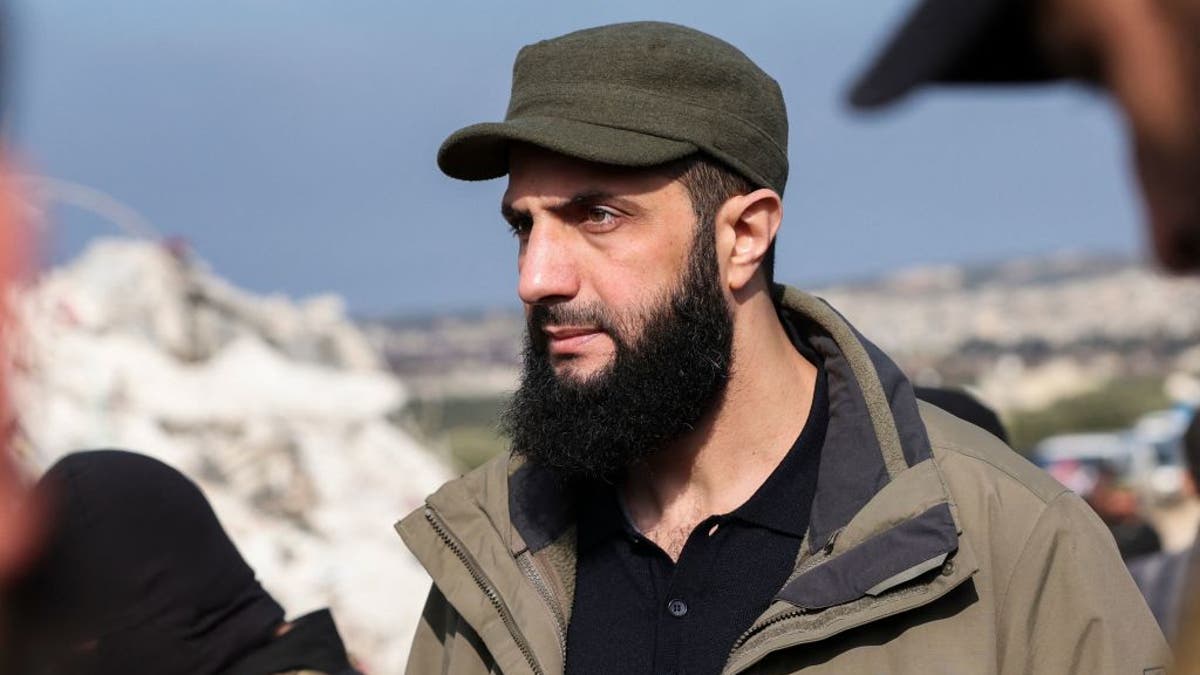 Hayat Tahrir al-Sham, tadašnji šef džihadističke grupe Abu Mohamed al-Jolani, provjerava štetu nakon potresa u selu Besnaya u sirijskoj pobunjeničkoj provinciji Idlib provinciji na granici s Turskom, 7. veljače 2023. godine, sada je poznat kao Ahm. 