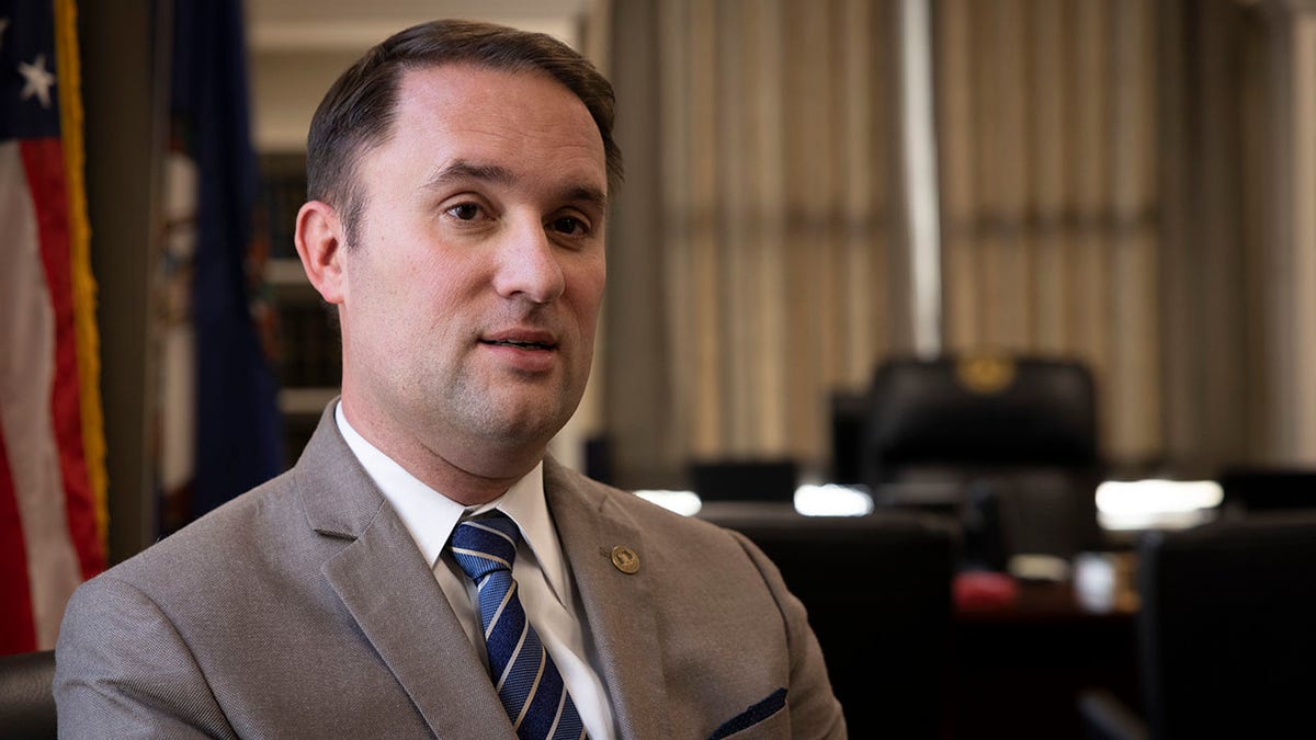 Jason Miyares Closeupov pucanj