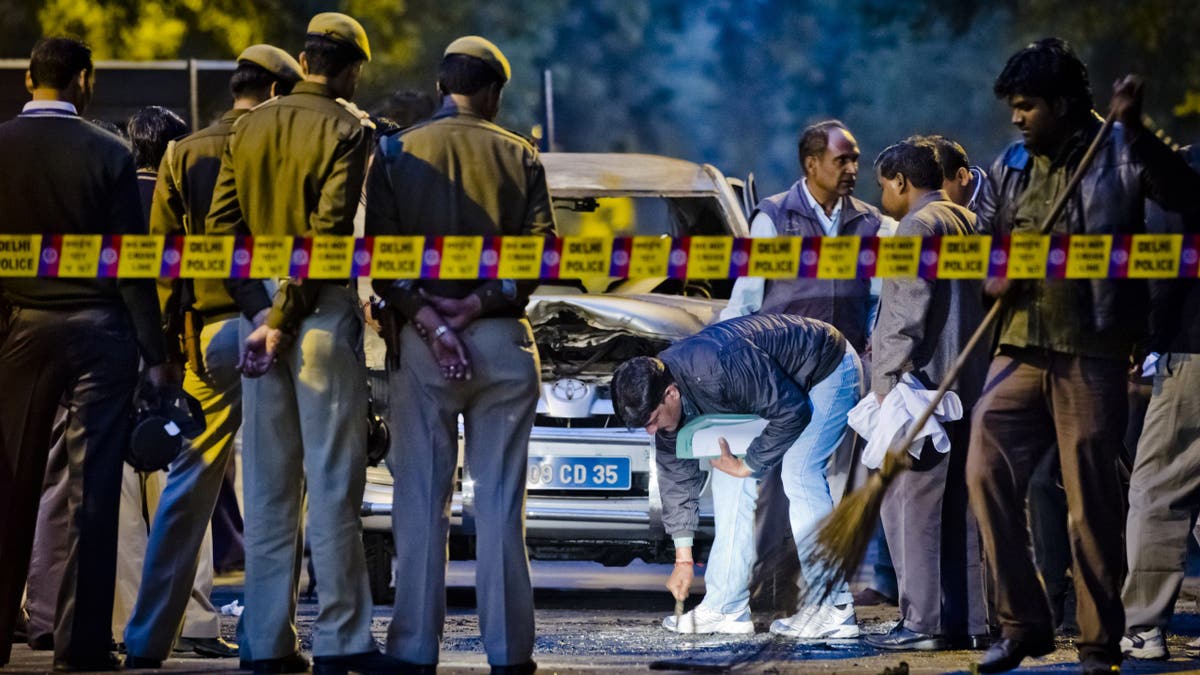 Policija i forenzički časnici ispituju oštećeno vozilo za veleposlanstvo izraelskog izraelskog nakon eksplozije, 13. veljače 2012, u New Delhiju u Indiji.