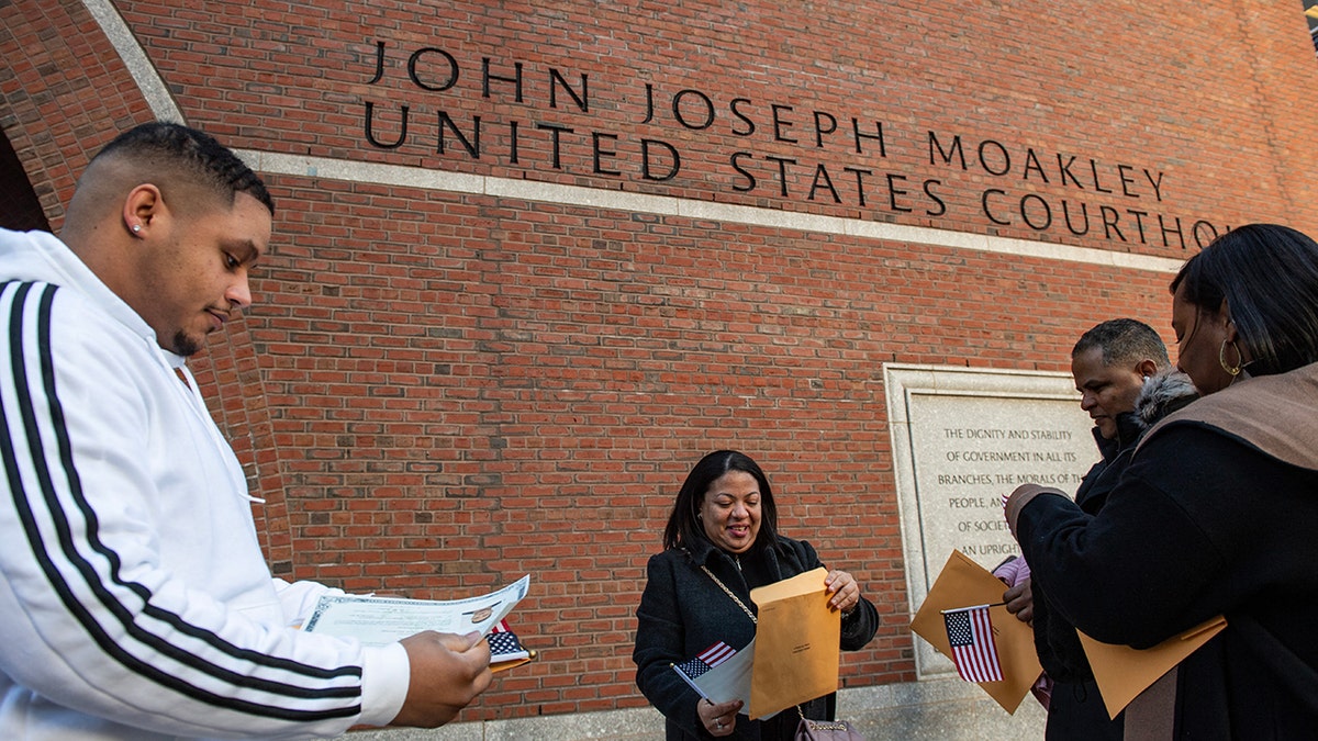 Novi američki državljani organiziraju papirologiju državljanstva