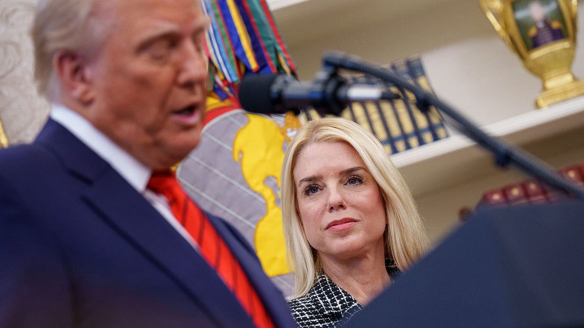 Pam Bondi gleda dok Trump govori o njenom ceremoniji