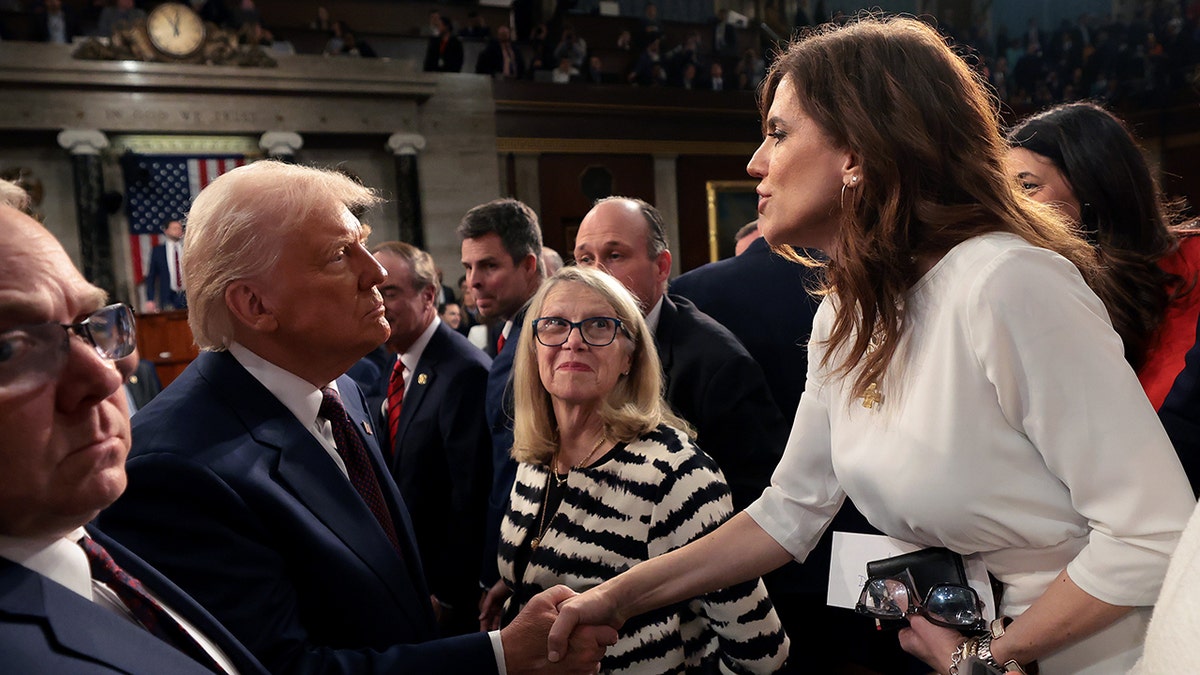 Donald Trump i Nancy Mace ruše rukama