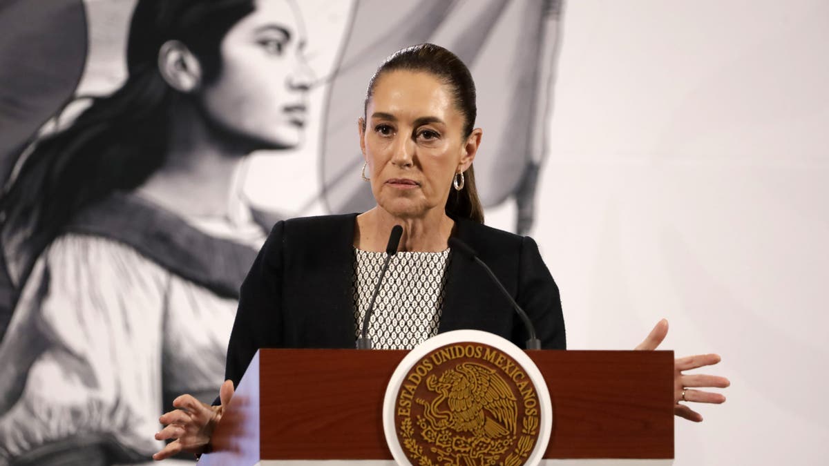 Meksički predsjednik koji govori na postolju dok je nosio crnu odjeću