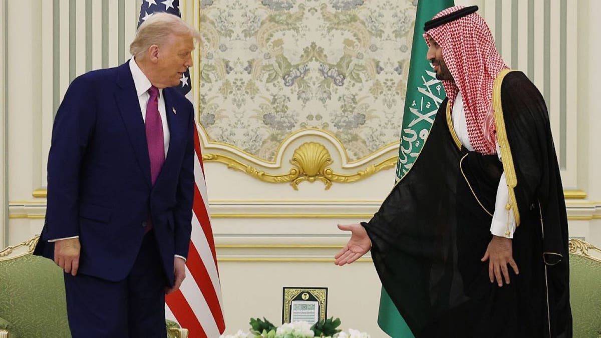 Rijad, Saudijska Arabija - 13. svibnja: Američki predsjednik Donald J. Trump i saudijski prestolonasljednik Mohammed bin Salman prisustvovali su bilateralnom sastanku na Saudijskom kraljevskom sudu 13. svibnja 2025. u Rijadu, Saudijska Arabija. Trump započinje višenamjenski obilazak zaljevske regije usredotočen na širenje ekonomskih veza i jačanje sigurnosne suradnje s ključnim američkim saveznicima. (Foto Po Win McNamee/Getty Images)