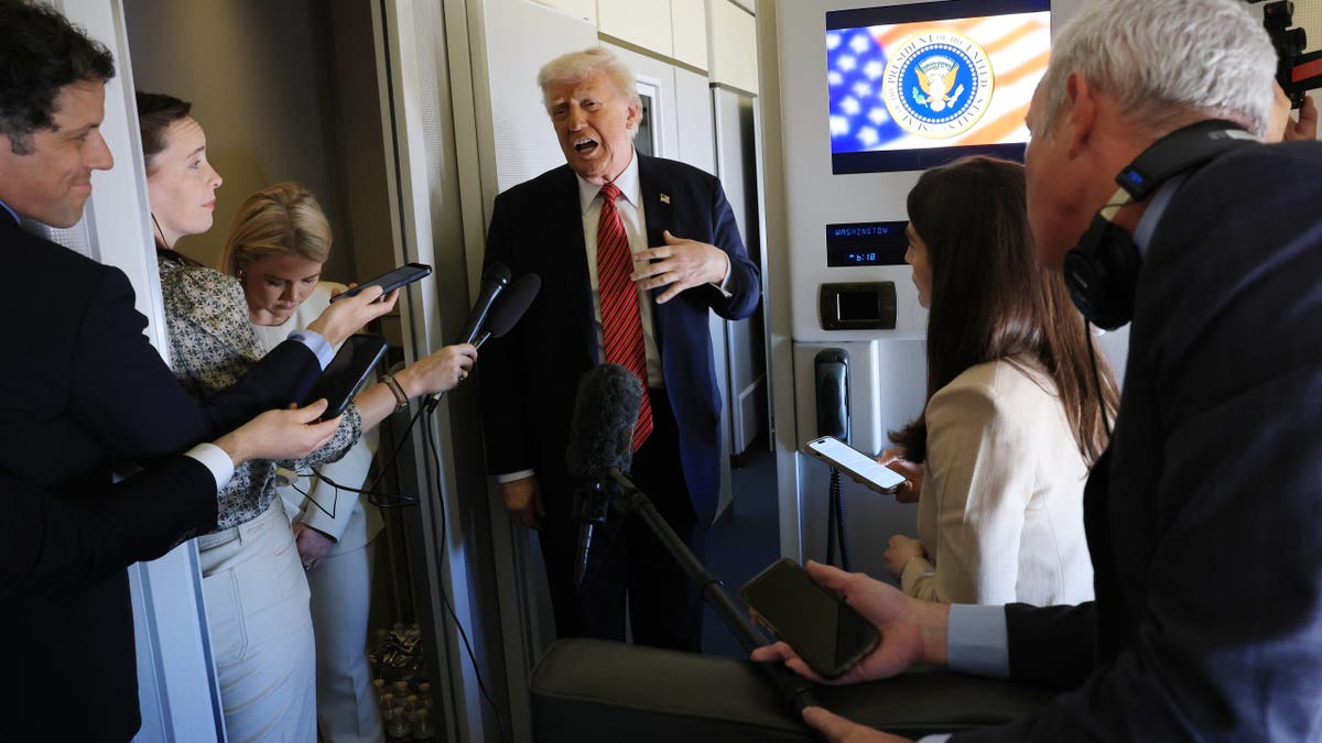 U letu - 14. svibnja: Američki predsjednik Donald J. Trump govori o putničkim medijima na zrakoplovstvu jedan na niz pitanja, uključujući Siriju, dok leti u Dohu, Katar 14. svibnja 2025. godine. Trump je drugi dan višenamjenskog obilaska zaljevske regije usredotočen na širenje ekonomskih veza i jačanja sigurnosti s ključnim saveznim brojem.