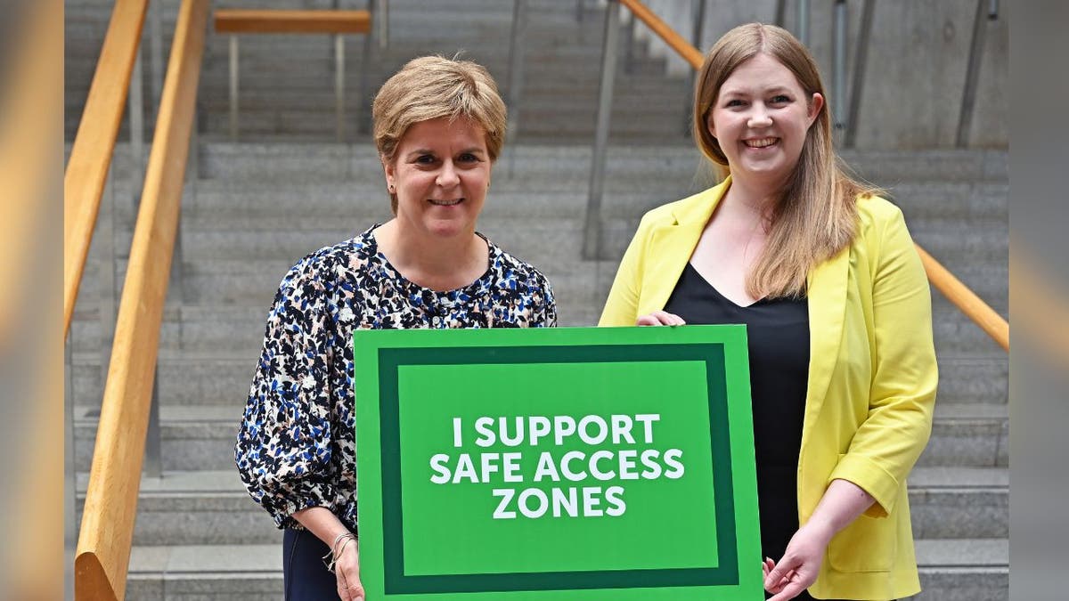 Nicola Sturgeon (L) pozira za fotografiju s škotskom zelenom 