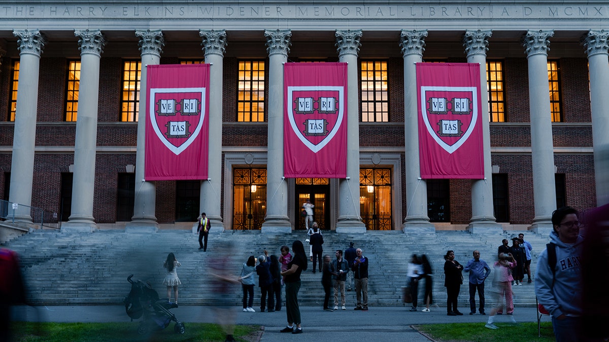 Natpisi na Sveučilištu Harvard visi u svibnju 2025.