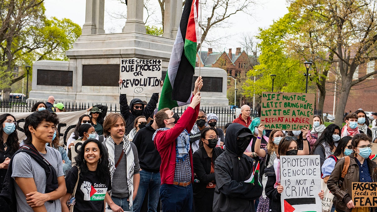Harvard prosvjednik maše palestinskom zastavom