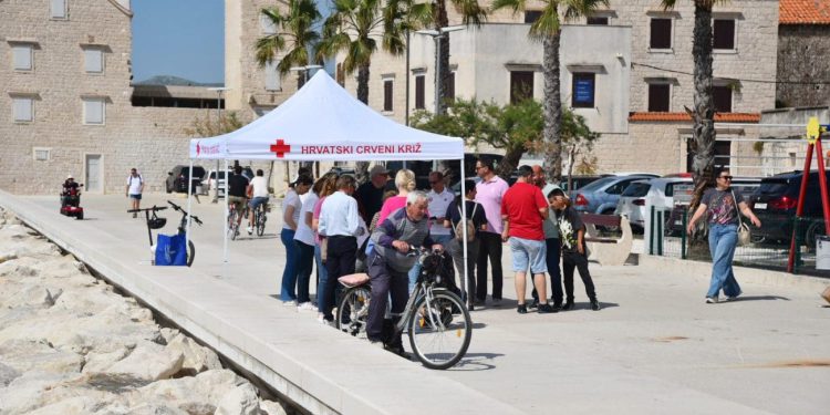 Kroz akciju “Malim koracima prevencije do očuvanja zdravlja” Kaštelani besplatno mjerili tlak i šećer