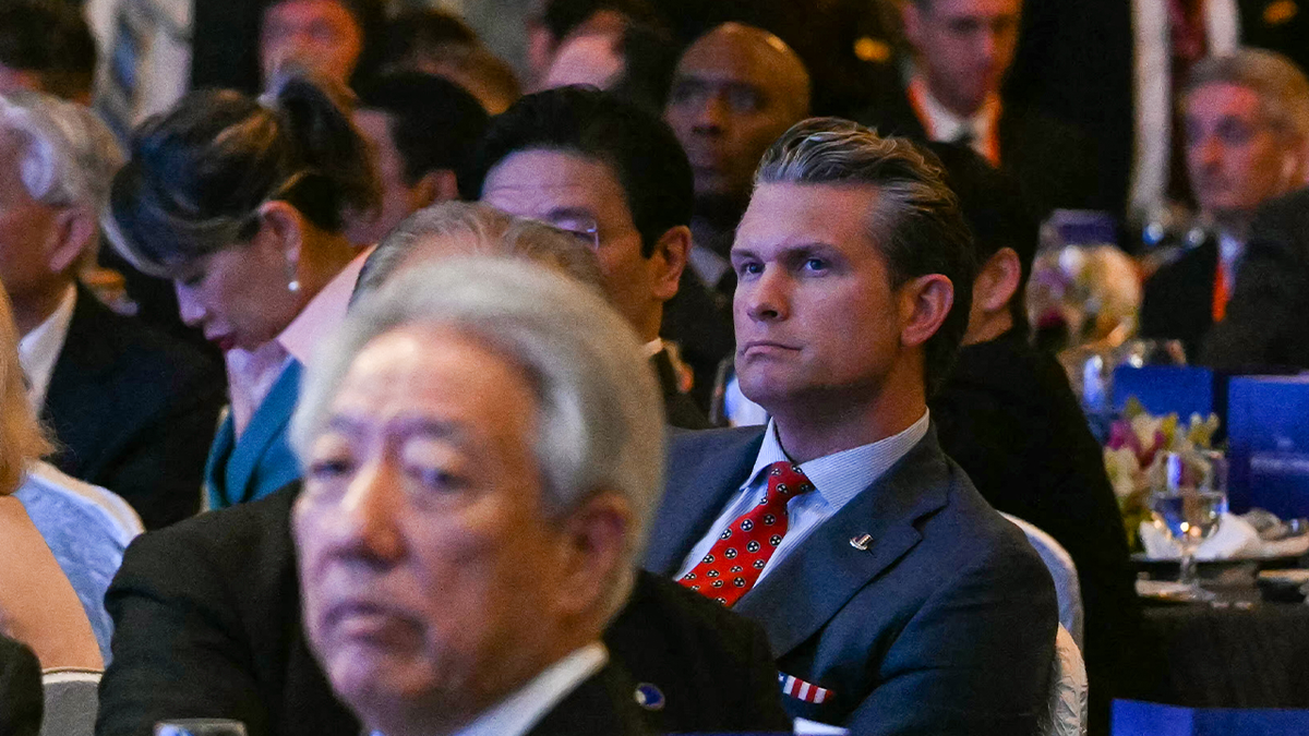 Američki ministar obrane Pete Hegseth (R) reagira kao predsjednik Francuske Emmanuel Macron daje glavnu adresu na Samitu o dijalogu Shangri-La u Singapuru 30. svibnja 2025. godine.