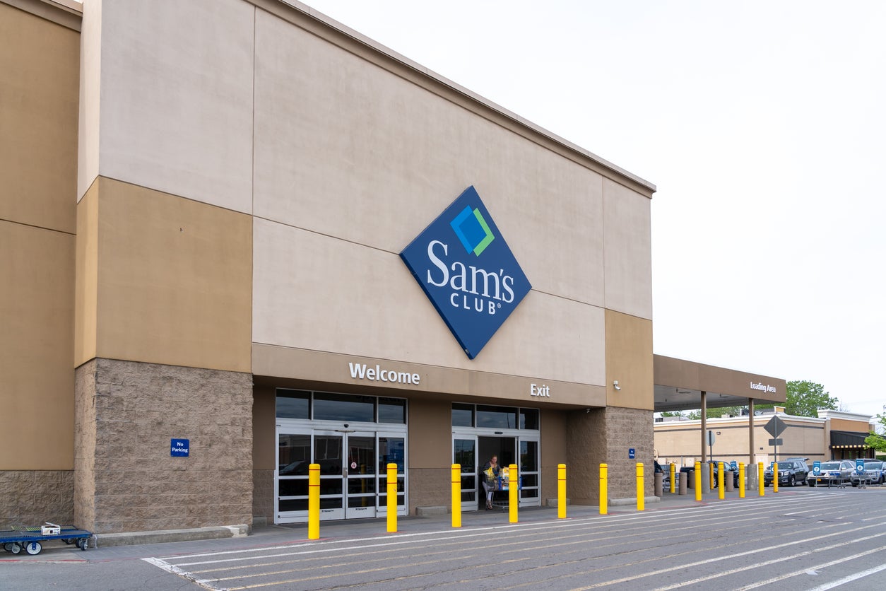 I Buchanan i Holt također su radili za Sam's Club, lanac skladišta u vlasništvu Walmarta.