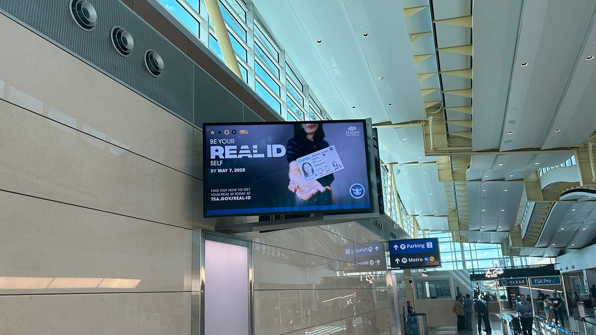 Real ID znak u aerodromskom terminalu