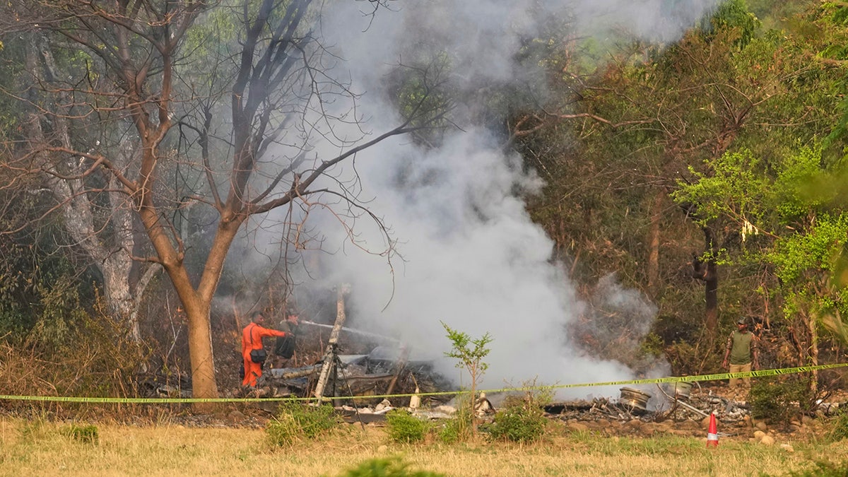 Dim se raste iz oborenih zrakoplova u Indiji