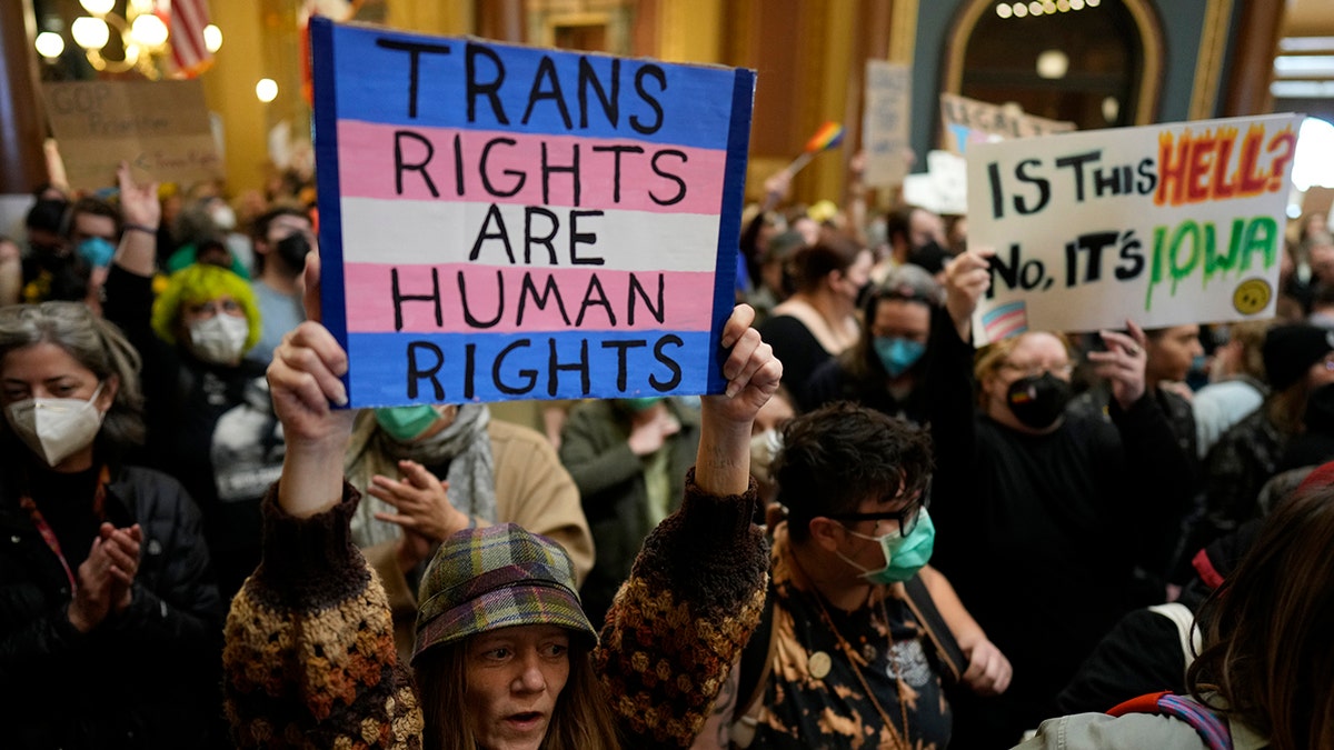 Trans prosvjednici u Kapitolu države Iowa