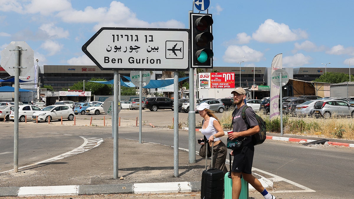 Putnici hodaju prema aerodromu Ben Gurion nakon što je izraelska policija zatvorila glavne ceste u objekt kao odgovor na raketu pokrenutu iz Jemena 4. svibnja 2025. godine.