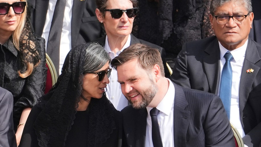 JD Vance i Usha Vance na inauguralnoj masi Pope Leo XIV.