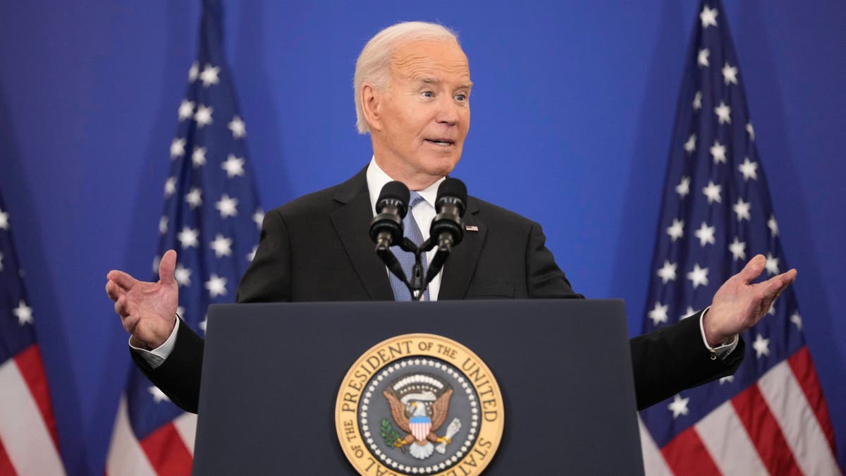 Biden govoreći podignutim rukama