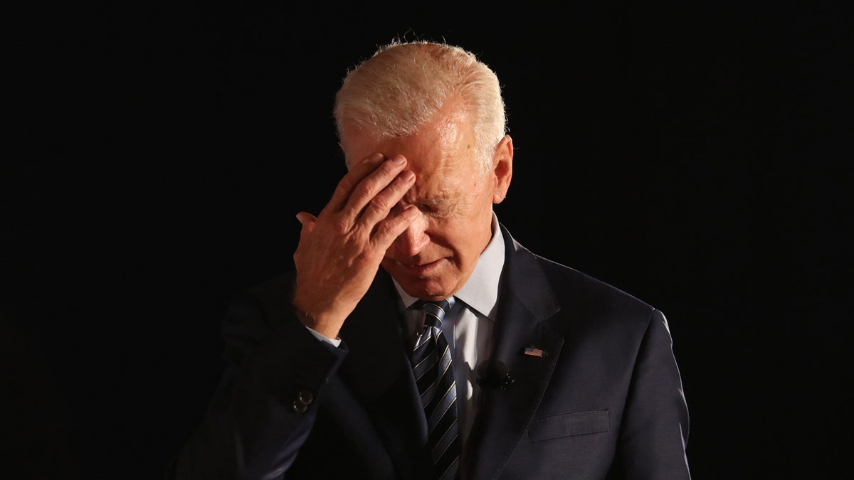 Joe Biden na tamnoj pozadini