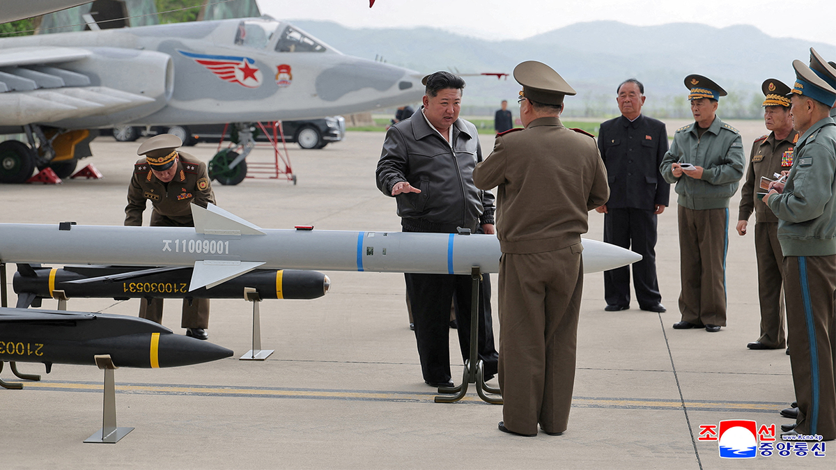 Kim Jong Un razgovara s vojnim pripadnicima