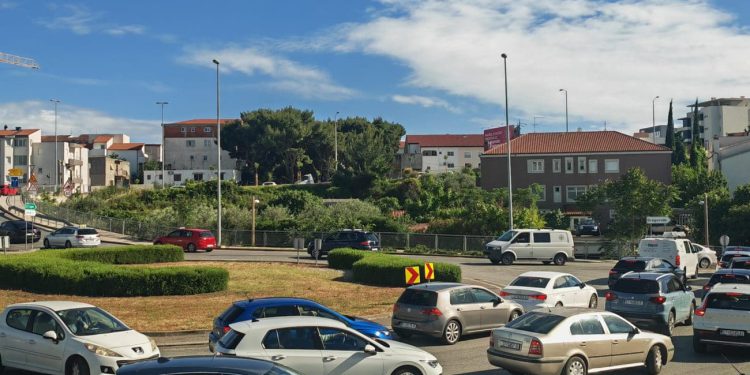 Prometni kaos kod trgovačkog centra u Splitu