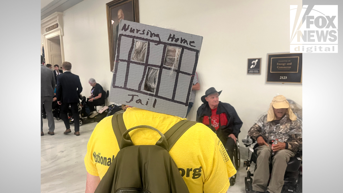 Izbliza prosvjednika odostraga na prosvjedu Capitol Hill -a 13. svibnja 2025