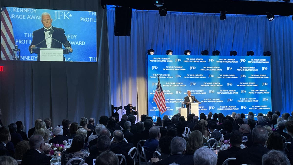 Bivši potpredsjednik Mike Pence govori nakon što je 4. svibnja 2025. godine primio profil John F. Kenney u nagradi Courage, u knjižnici JFK u Bostonu, Massachusetts.