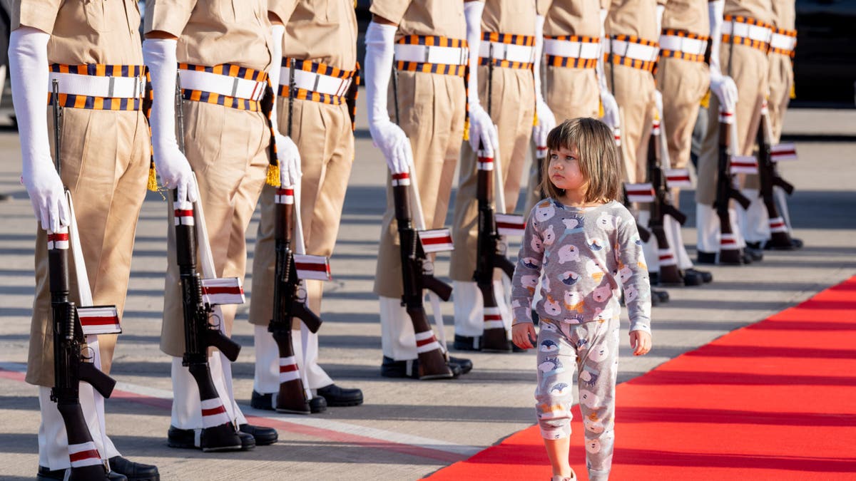 Potpredsjednik JD Vance i Usha Vance sudjeluju u ceremoniji odlaska na međunarodnoj zračnoj luci Jaipur u Jaipuru u Indiji, u četvrtak, 24. travnja 2025., prije nego što se ukrcali na zrakoplovnu zrakoplovnu bazu Ramstein, Njemačka. (Službena fotografija Bijele kuće Emily J. Higgins)