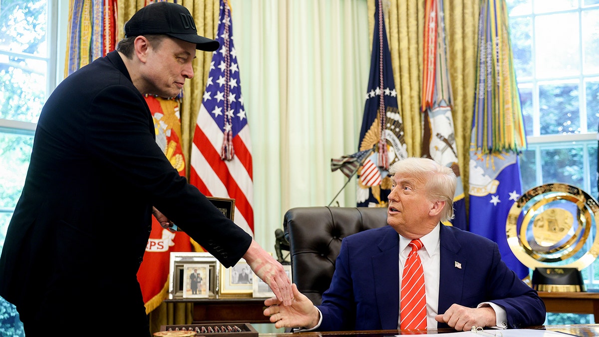 Elon Musk rukuje Trumpovu ruku u ovalnom uredu